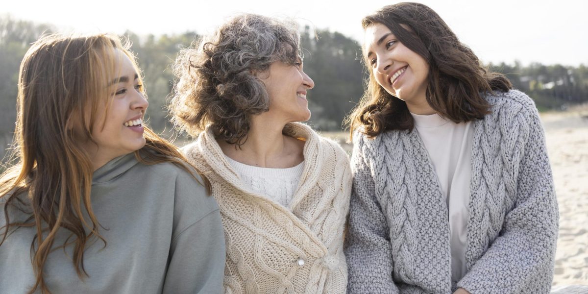 madre-pasar-tiempo-en-la-playa-con-sus-dos-hijas-scaled-1.jpg